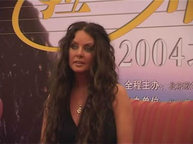 Sarah Brightman in Beijing on May 31,2004 for her first Chinese concert (See here)