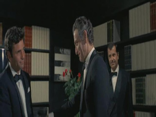 The gang chiefs Don Francesco asks Charlie Adamo compromise with the manager Abe Stilberman of Royal hotel in Las Vegas