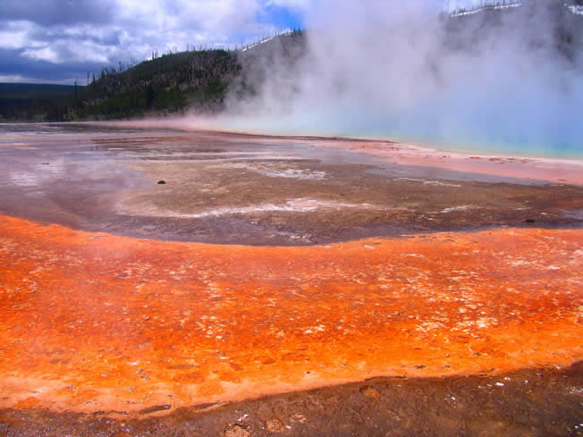 Fotos of Yellowstone Nat. Park, Wyoming. Hot springs and holes are vulcanic and are very colorful. 