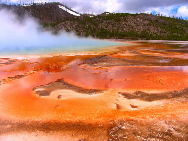 Yellowstone NP - hot springs and pools 