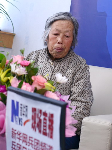 Wu lanyu An old woman who is seventy-four years old stress honest and credit, glean and collect scraps for nine years to pay a debt