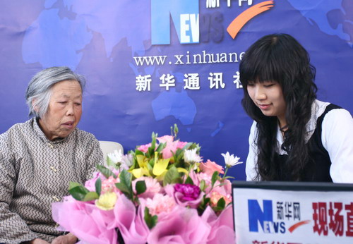 Wu lanyu An old woman who is seventy-four years old stress honest and credit, glean and collect scraps for nine years to pay a debt
