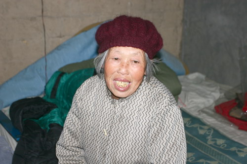 Wu lanyu An old woman who is seventy-four years old stress honest and credit, glean and collect scraps for nine years to pay a debt