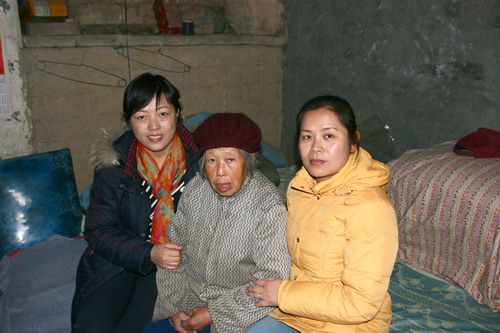 Wu lanyu An old woman who is seventy-four years old stress honest and credit, glean and collect scraps for nine years to pay a debt