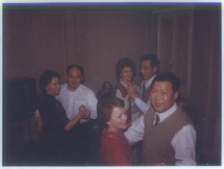 Ҿڿ Above: Everybody are dancing in the living room after the banquet