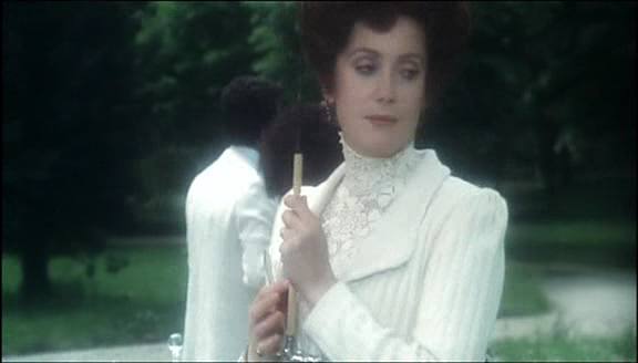 Catherine Deneuve in the film(00:09:06)